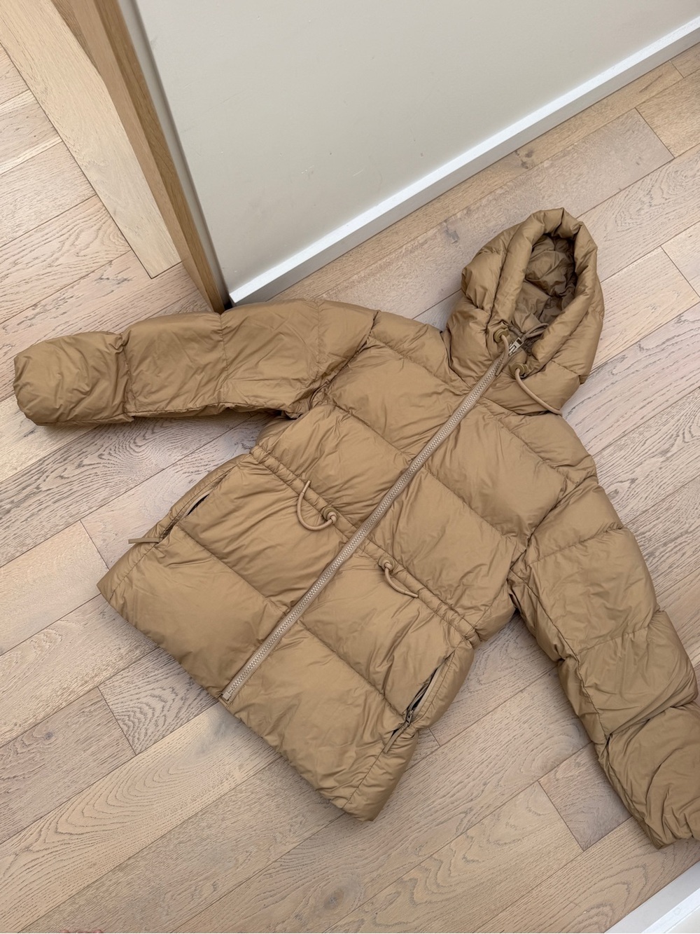 Wilfred Hooded Puffer Jacket in Tan